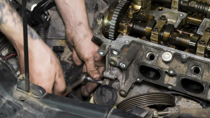 Obraz na płótnie Canvas Mechanic repairs the car engine