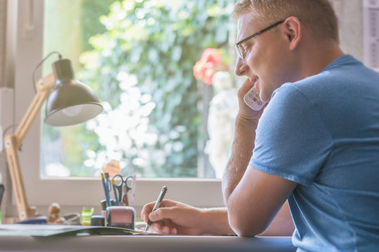 Mann telefoniert im eigenen Homeoffice