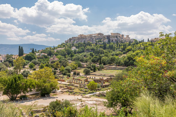 Fototapeta na wymiar Vue sur l'Acropole depuis l'Agora antique à Athènes