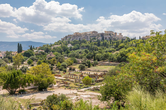 Vue sur l'Acropole depuis l'Agora antique à Athènes