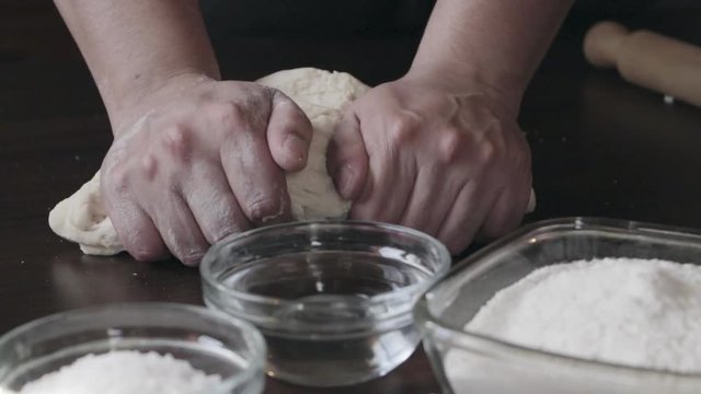 manos amasando masa para empanadas o pasteles