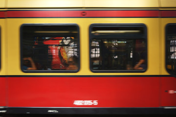 Fototapeta na wymiar Berliner S-Bahn abstrakt / Die abstrakte Bewegungsunschärfe einer Berliner S-Bahn an einem Bahnsteig.