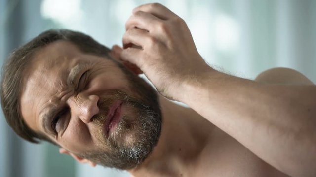 Unhealthy male dripping ear drops, bacterial infection self-treatment, otitis