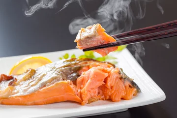  ゆげが上がる鮭の塩焼き © Tsuboya