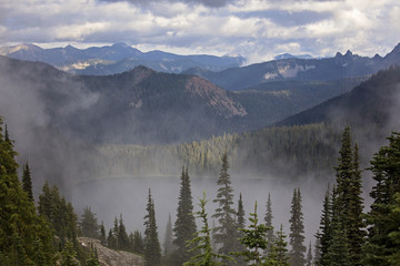 Duey lake along the pacific crest trail in washington state © Patricia Thomas 