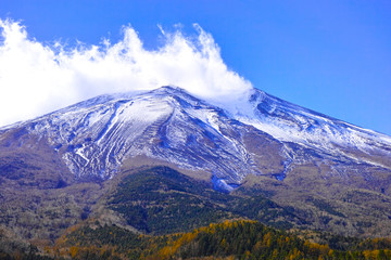秋の冠雪した富士山と湧き上がる雲

