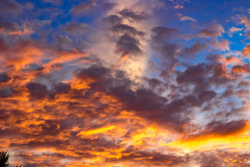 Fototapeta na wymiar Bright beautiful sunset with clouds in summer 