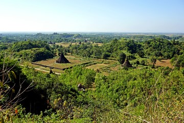 Fototapeta na wymiar Laungbanpyauk and Htuparon Pagoda, Mrauk U, Rakhine State, Myanmar