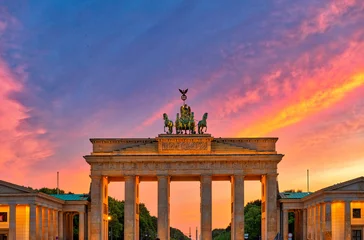 Cercles muraux Monument artistique Stunning view of the Brandenburg Gate in Berlin at dusk
