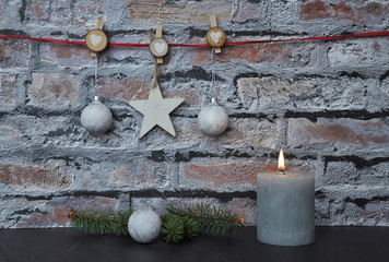 Weihnachtsdekoration vor Ziegelmauer