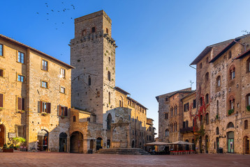 Obraz premium Panoramic view of famous Piazza della Cisterna in the historic town of San Gimignano on a sunny day, Tuscany, Italy
