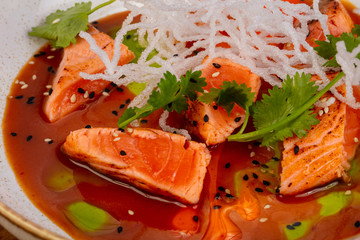Tataki salmon with sauce