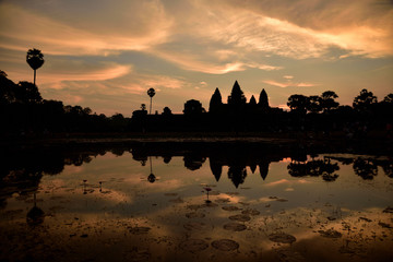 Fototapeta na wymiar Spiegelung von Angkor Wat