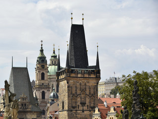 Tour gothique à l'entrée du pont Charles (Prague)