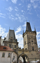 Tour gothique et entrée du pont Charles (Prague)