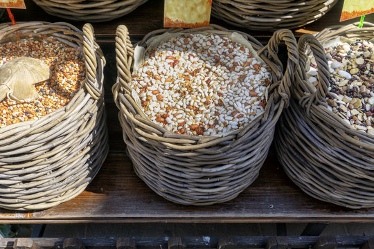 Bohnen unverpackt in K&ouml;rben, Italien