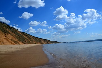 Широкий волжский пляж под синевой небес