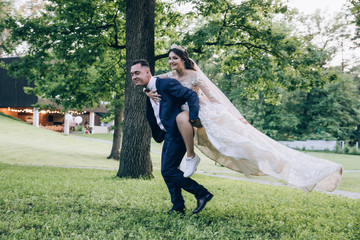 Fototapeta premium Newlyweds dance and have fun outdoors.