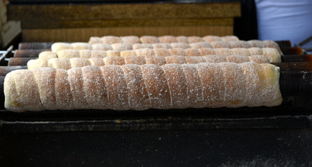 TRDELNIK ou Trdlo (brioche roulée de Prague)