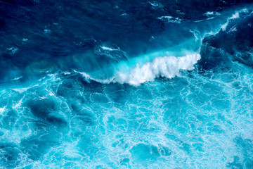 Fototapeta na wymiar Pattern of Ariel view waves. The viewpoints at Kelingking Secret Point Beach, Nusa Penida