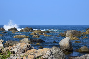 岩場の波しぶき