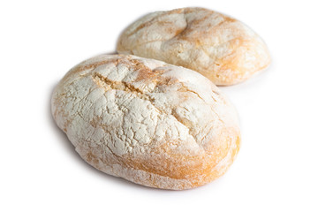 Pagnotte infarinate su fondo bianco