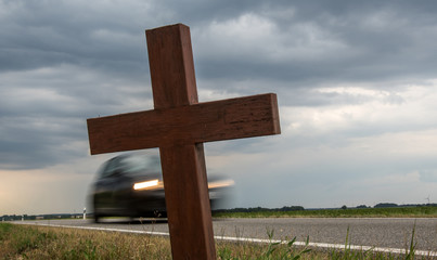 Holzkreuz am Straßenrand