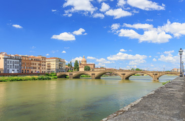 Blick über den Arno und die Brücke Ponte alle Grazie