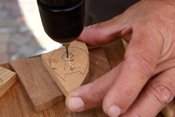 Fototapeta premium Découpe de bois à l'aide d'une scie à chantourner. / Cut wood with a scroll saw.