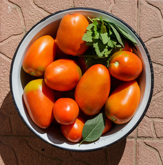 Fototapeta na wymiar Red tomatoes on a plate.