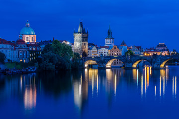 Fototapeta na wymiar Prag – Karlsbrücke zur Blauen Stunde