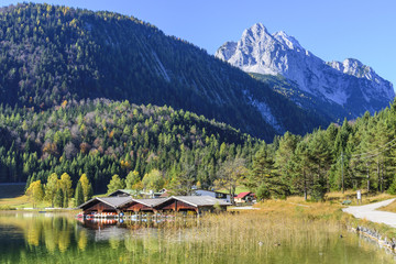Fototapeta na wymiar idyllische Szenerie am Lautersee bei Mittenwald