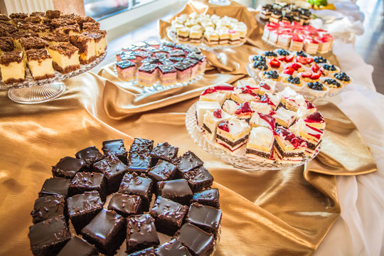 Kuchenbuffet Bilder – Durchsuchen 400,383 Archivfotos, Vektorgrafiken ...