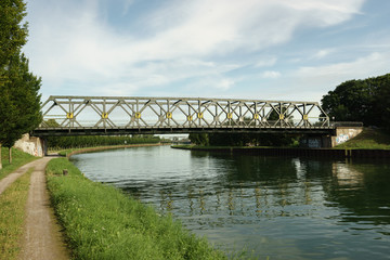 Kanalbrücke mit Fragezeichen