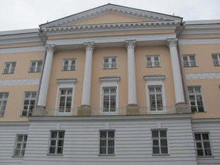 Fototapeta na wymiar Yellow building with white columns, fragment, architecture of Russian classicism