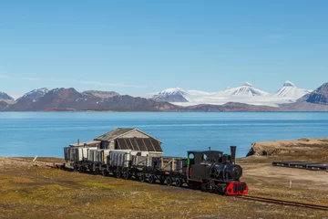 Foto op Plexiglas Arctica oude industriële trein in Ny Alesund, Spitsbergen, Svalbard, blauwe lucht