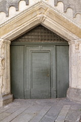 Fototapeta na wymiar antica porta in legno epoca romanica chiesa Como, Italia