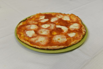 Pizza tradizionale al forno in una pizzeria