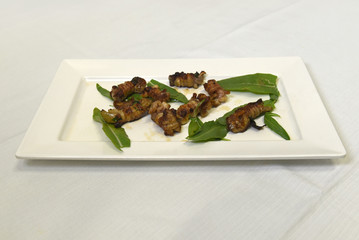 Piatto di carne servito al ristorante