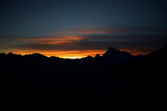 Lev&eacute; de soleil derri&egrave;re le Mont Viso 