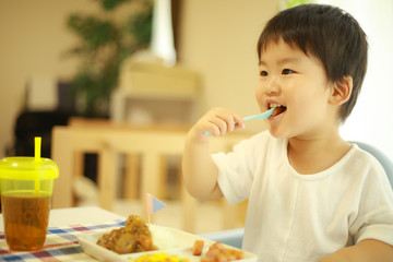 食事する男の子