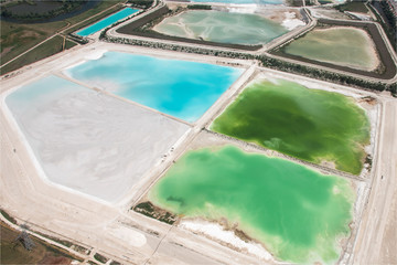 vue aérienne de lacs de décantation d'une usine chimique à Art-sur-Meurthe près de Nancy en...