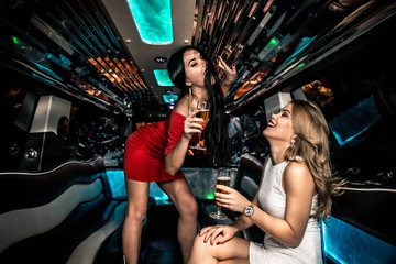 Girls partying in a limousine - obrazy, fototapety, plakaty