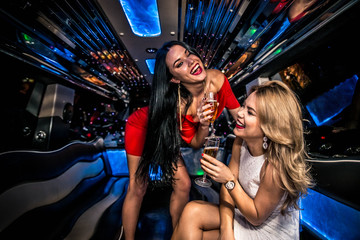 Girls partying in a limousine - obrazy, fototapety, plakaty