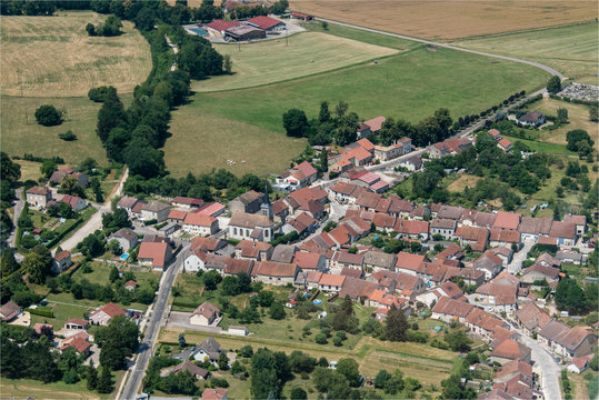 vue aérienne du village de Frébécourt dans les Vosges en France