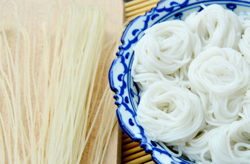 Instant Fermented Rice Flour Noodles  with cooked and uncooked.