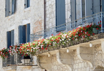 Ville d'Eymet, ville médiévale, balcon en fer forgé fleuri, façade en pierre, département de...