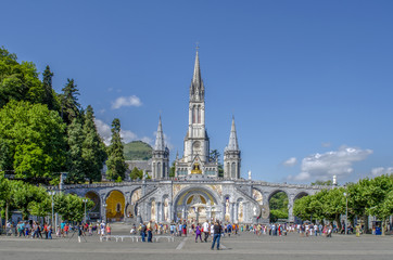 Basílica del Rosario en Lourdes, Altos Pirineos, Francia - obrazy, fototapety, plakaty