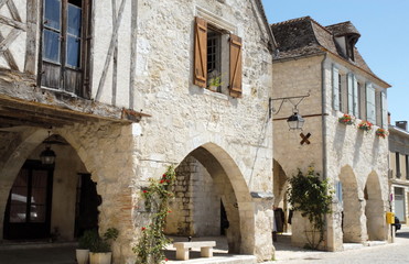 Fototapeta na wymiar Ville médiévale d'Eymet, arcades de la place Gambetta, colombages, département de la Dordogne, Périgord, France