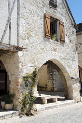 Fototapeta na wymiar Ville médiévale d'Eymet, arcade de la Place Gambetta, banc en pierre, département de la Dordogne, Périgord, France